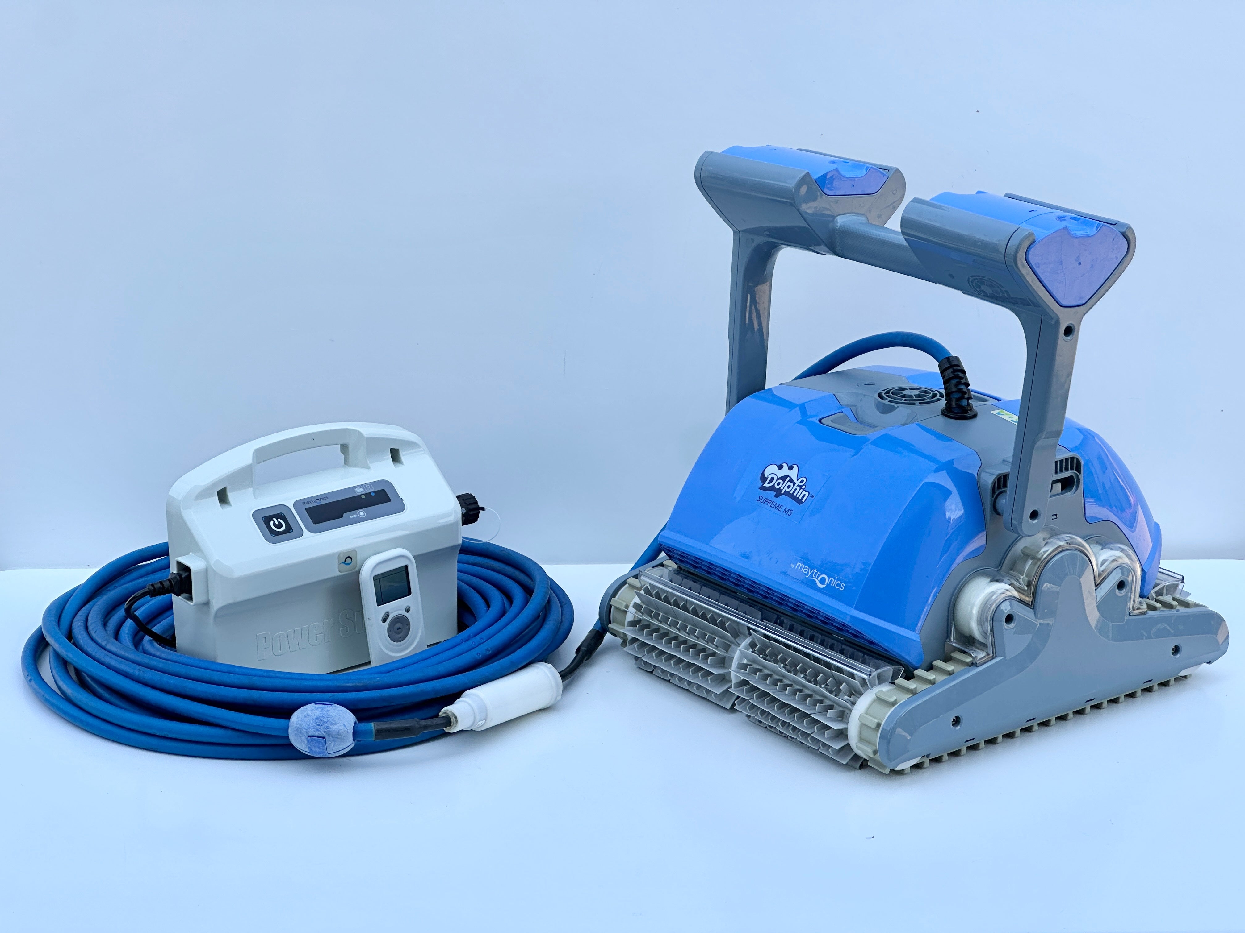 Robot pool cleaner Dolphin Supreme M400