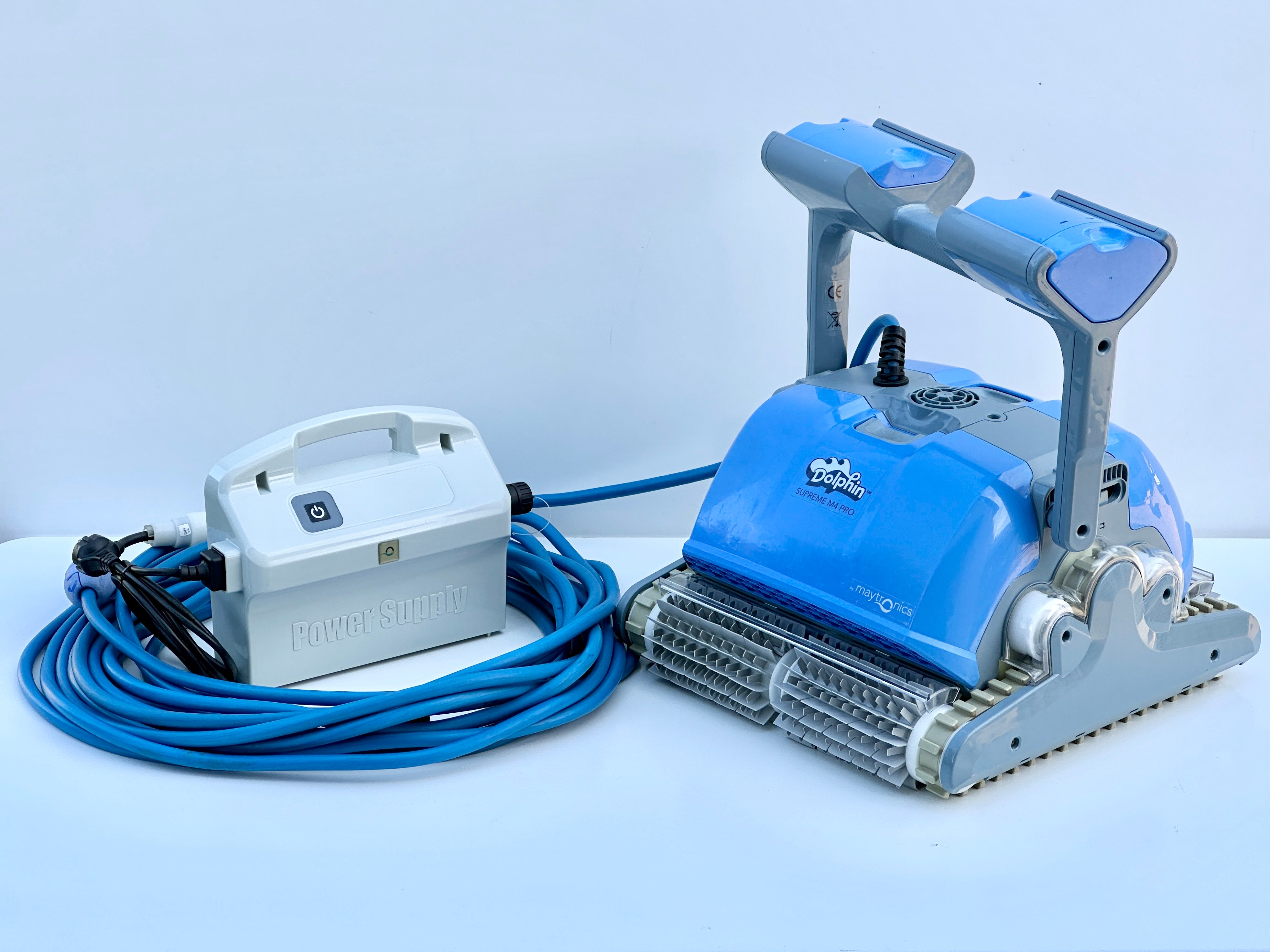 Robot pool cleaner Dolphin Supreme M400